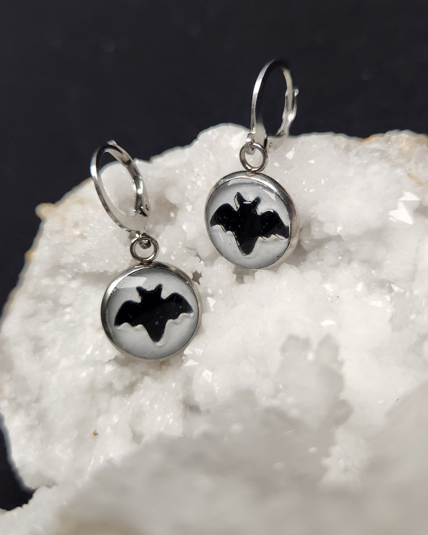 boucles d'oreille chauve-souris noir sur fond blanc