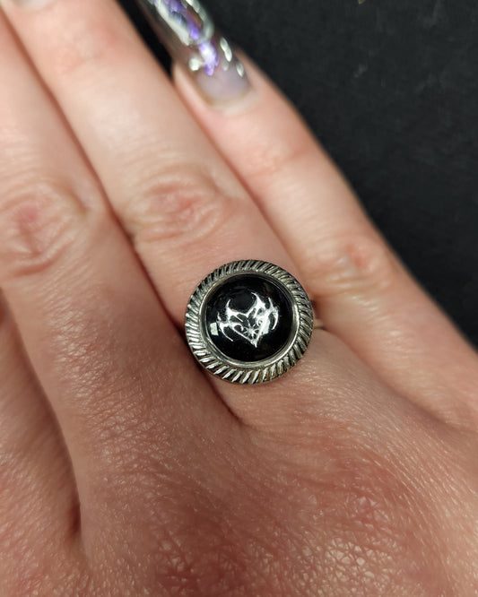 bague ronde avec un coeur style tatouage dans un cabochon de résine