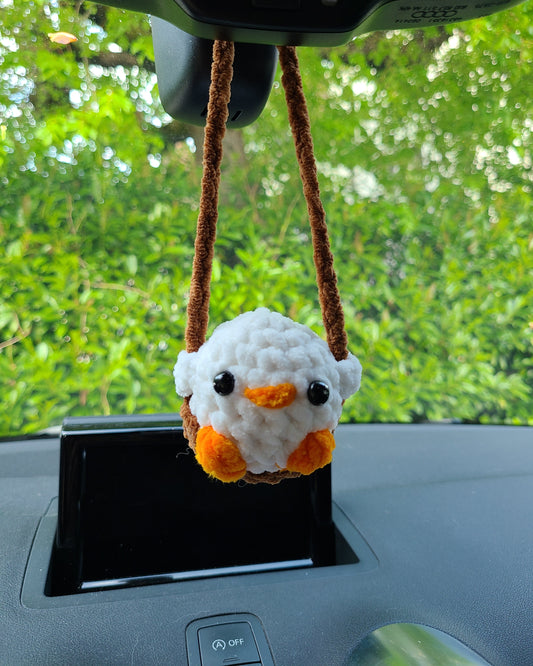 porte rétroviseur, déco à accrocher au rétroviseur de voiture, oie au crochet sur balançoire, idée cadeau pour amoureux de voiture