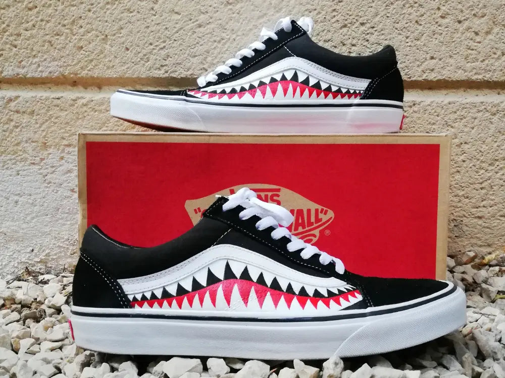 Sneakers custom rouges et noires – exemple de personnalisation, vue de profil