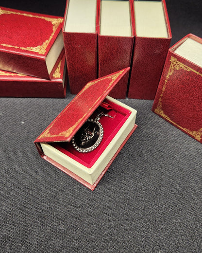 Collier Diable argent – camée sur fond noir, boîte-livre vintage