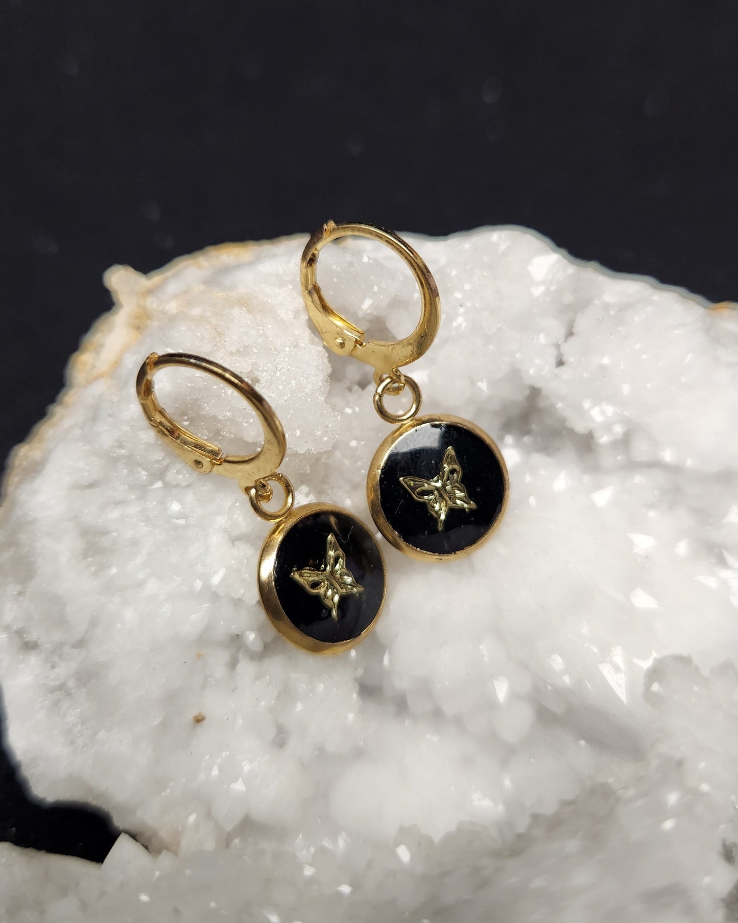 Boucles d’oreilles studs cabochon noir finition dorée