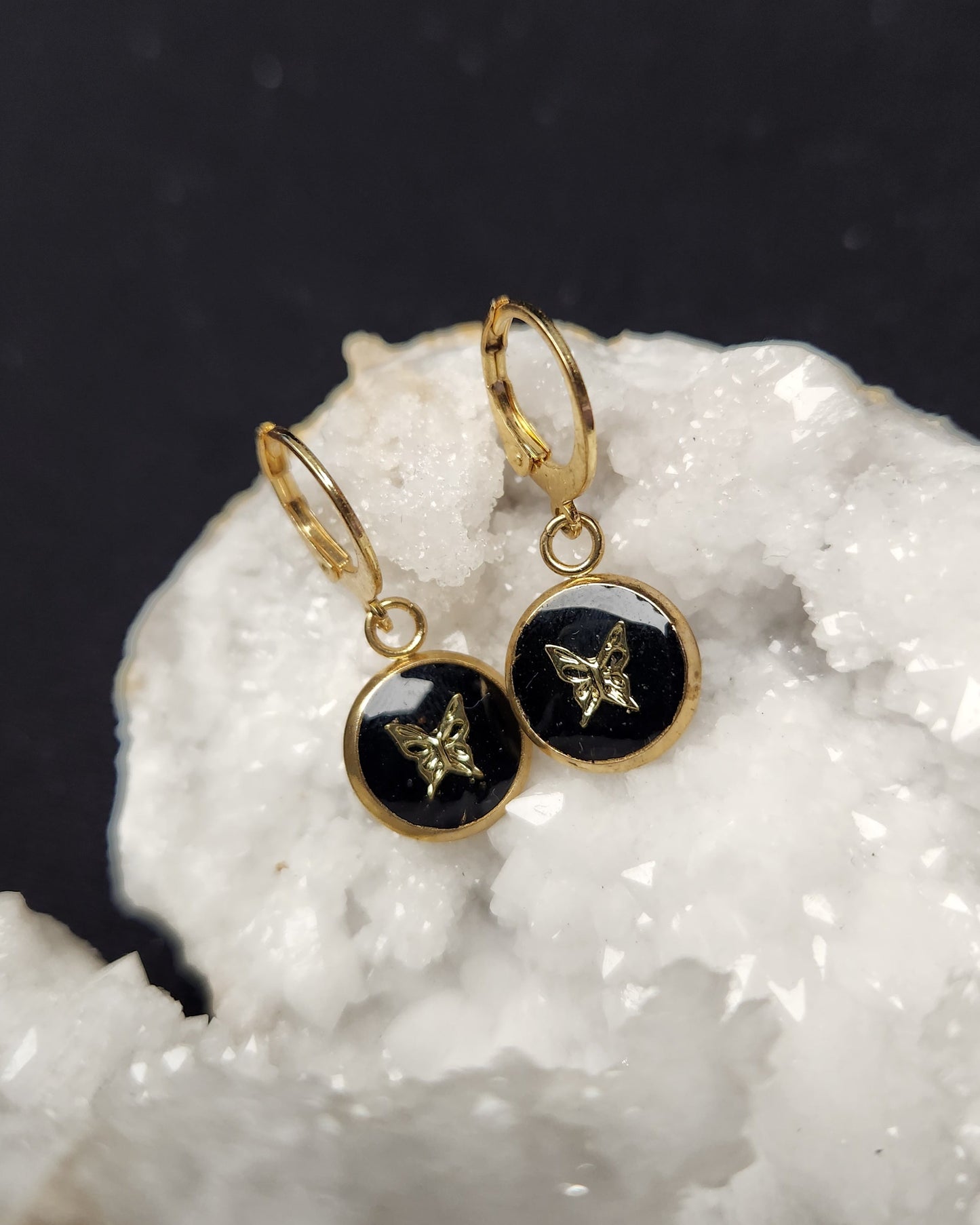 Boucles d’oreilles studs cabochon noir finition dorée