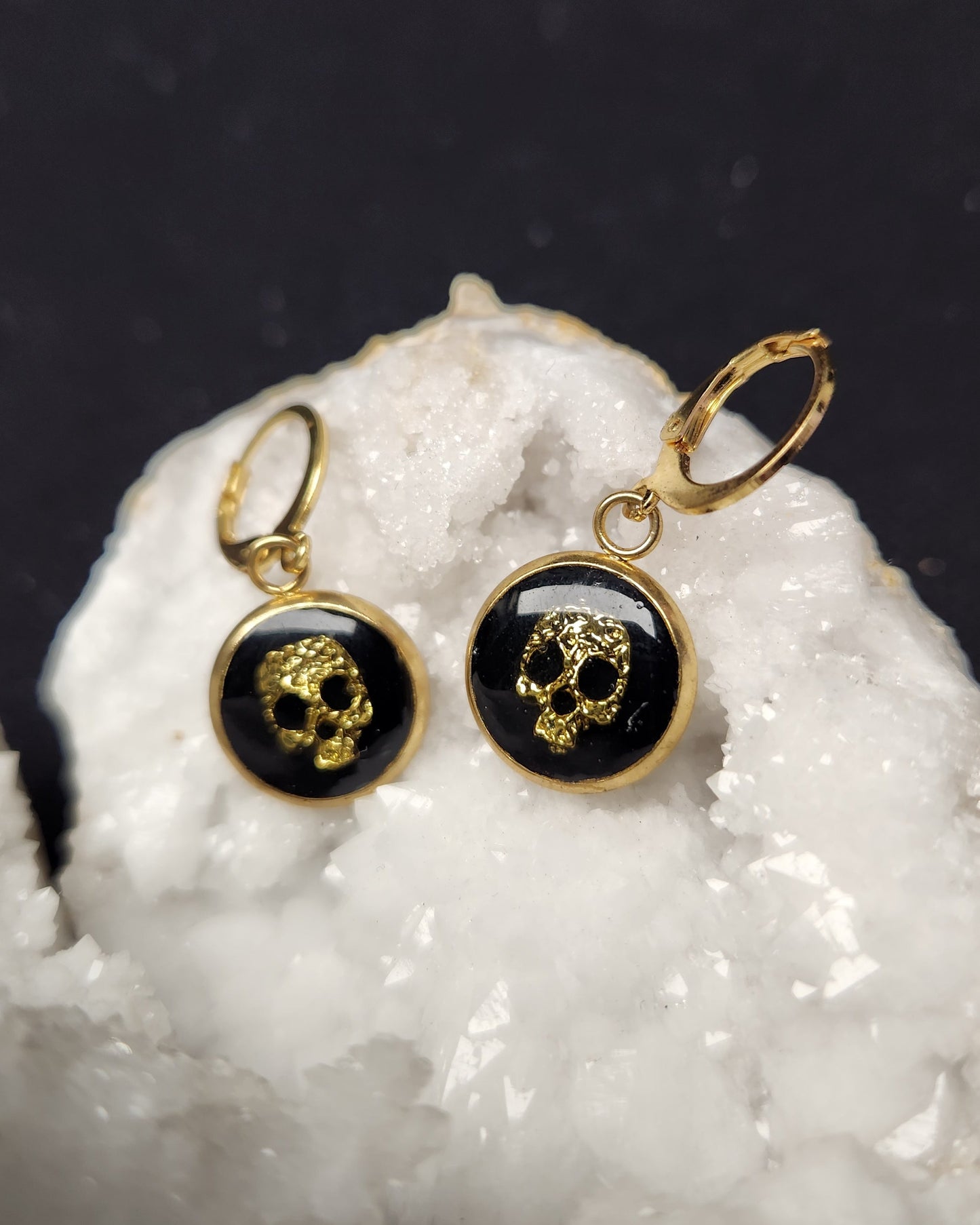 boucles d'oreilles crâne doré fond noir