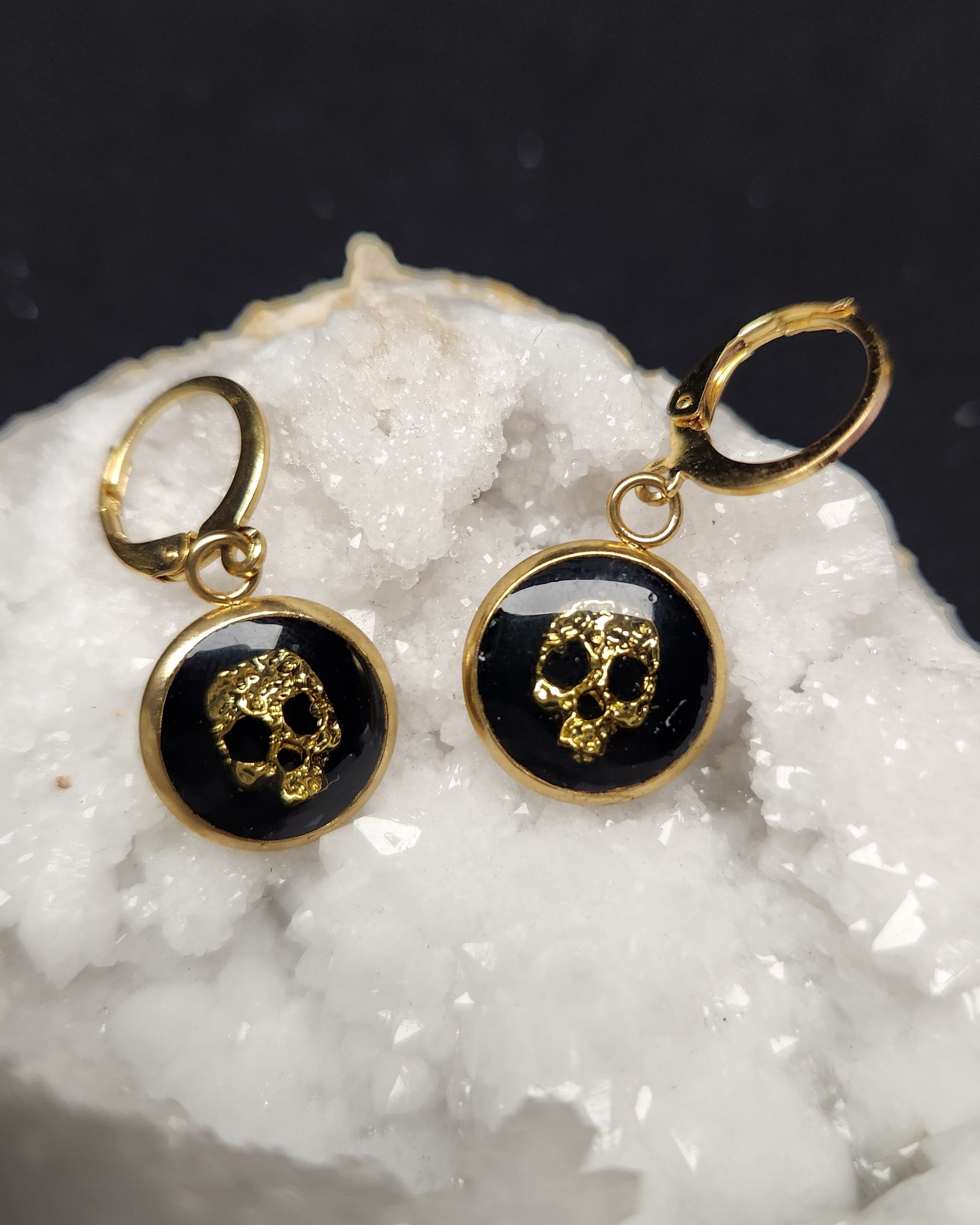 boucles d'oreilles crâne doré fond noir