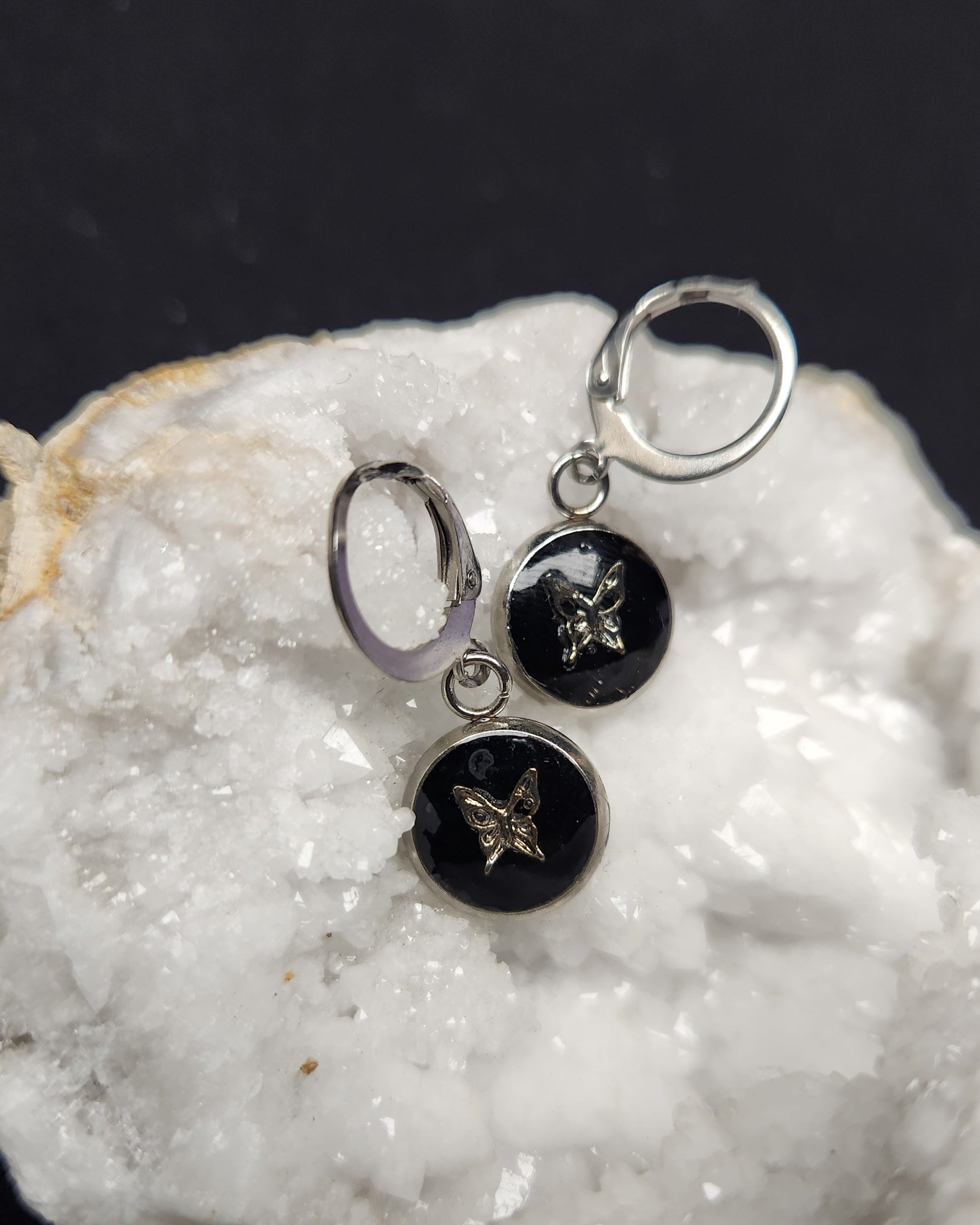 Boucles d’oreilles cabochon noir argenté – gros plan sur la géode