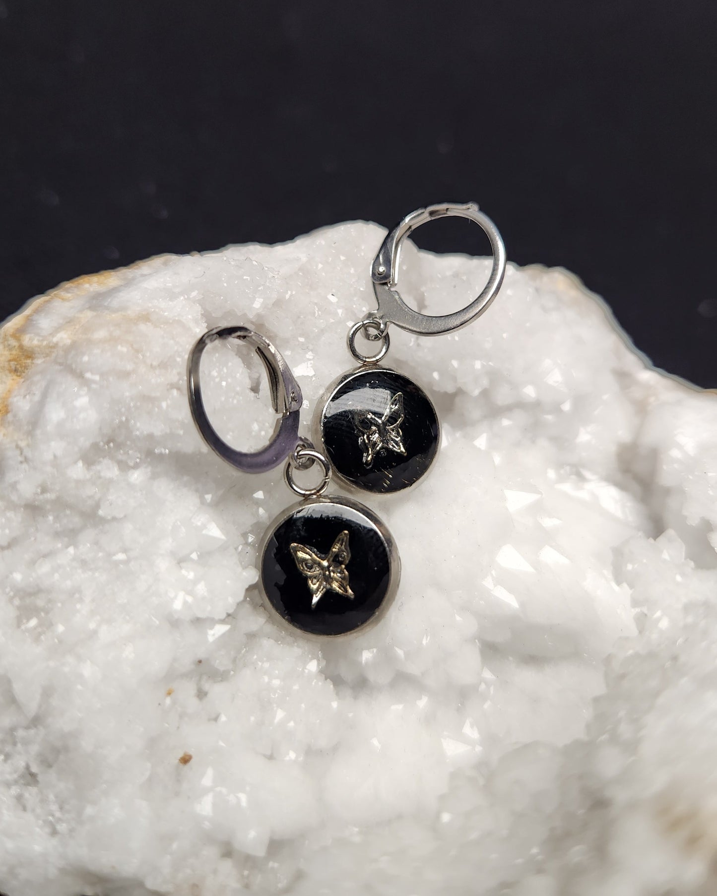 Boucles d’oreilles cabochon noir argenté – gros plan sur la géode