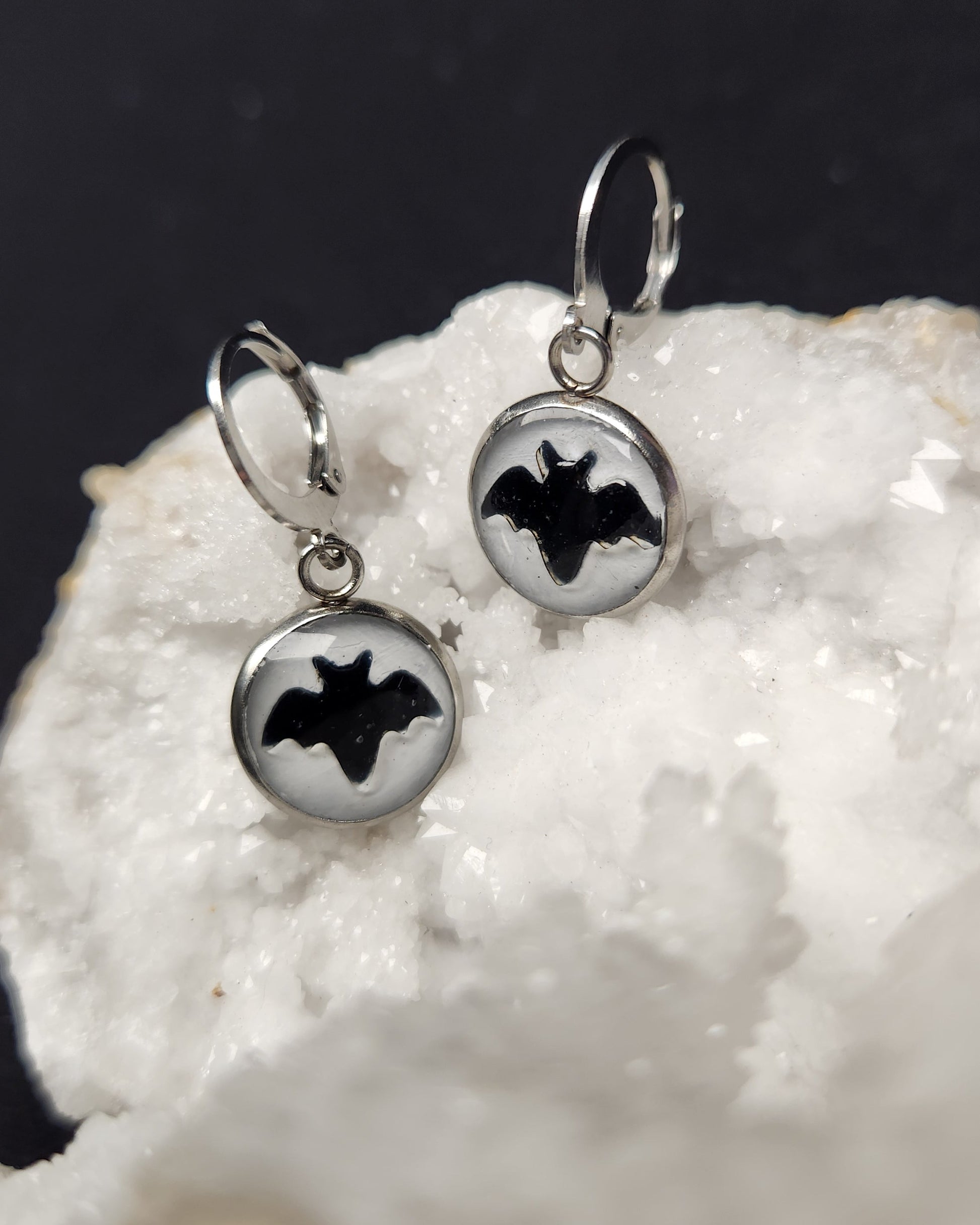 boucles d'oreille chauve-souris noir sur fond blanc