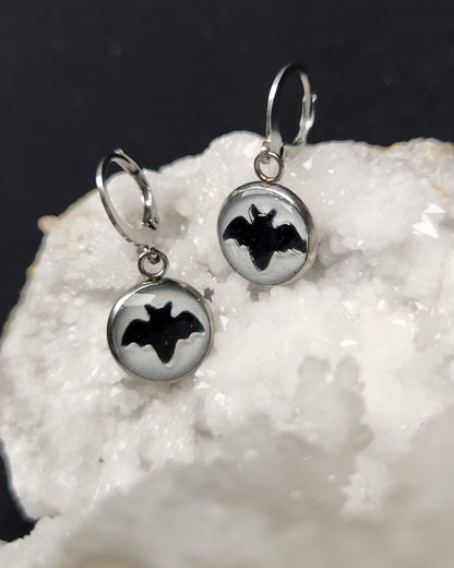 boucles d'oreille chauve-souris noir sur fond blanc