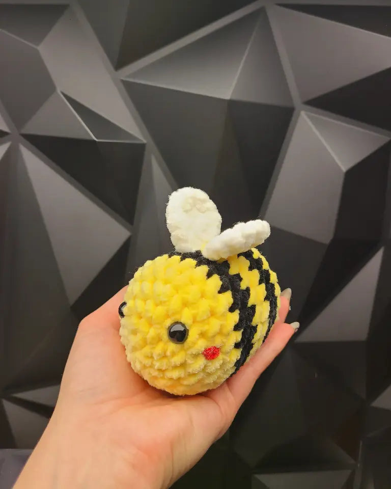 peluche abeille jaune et noire au crochet, polyester Oeko-Tex, ailes blanches