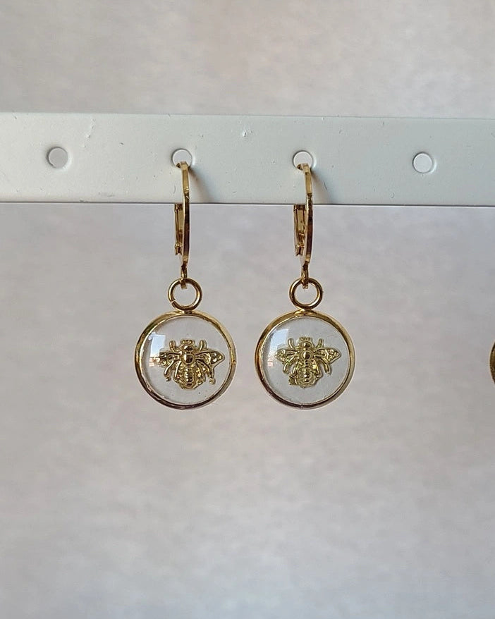 boucles d’oreilles abeille dorées, présentation sur support, bijou fait main