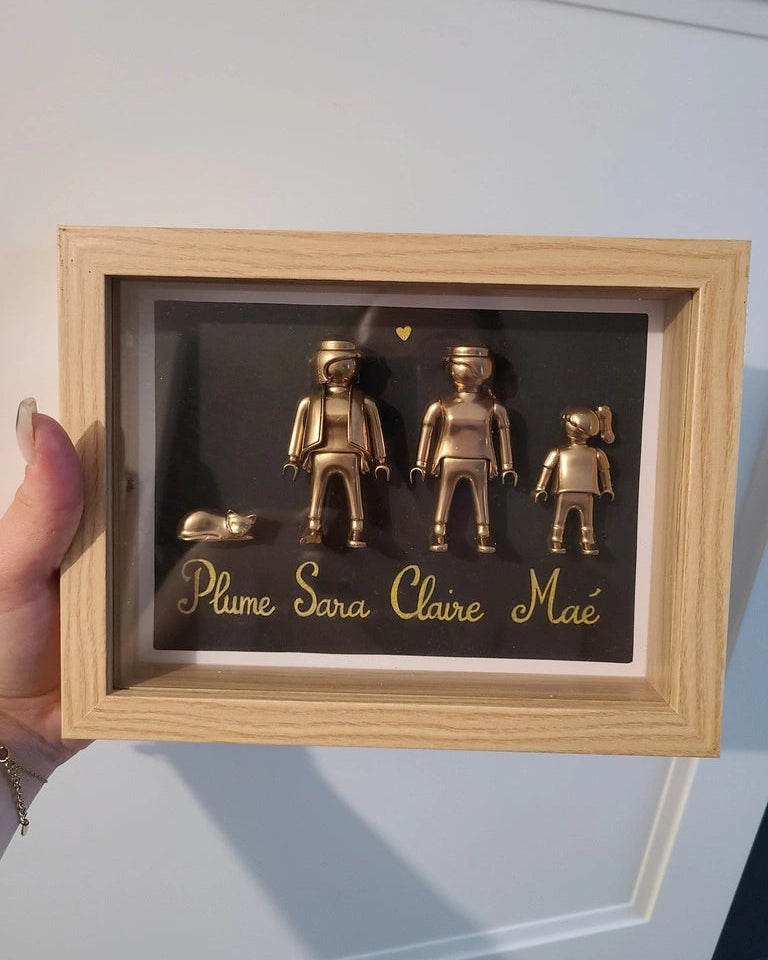 cadre playmobil personnalisé famille, 4 figurines dorées avec prénoms, fond noir
