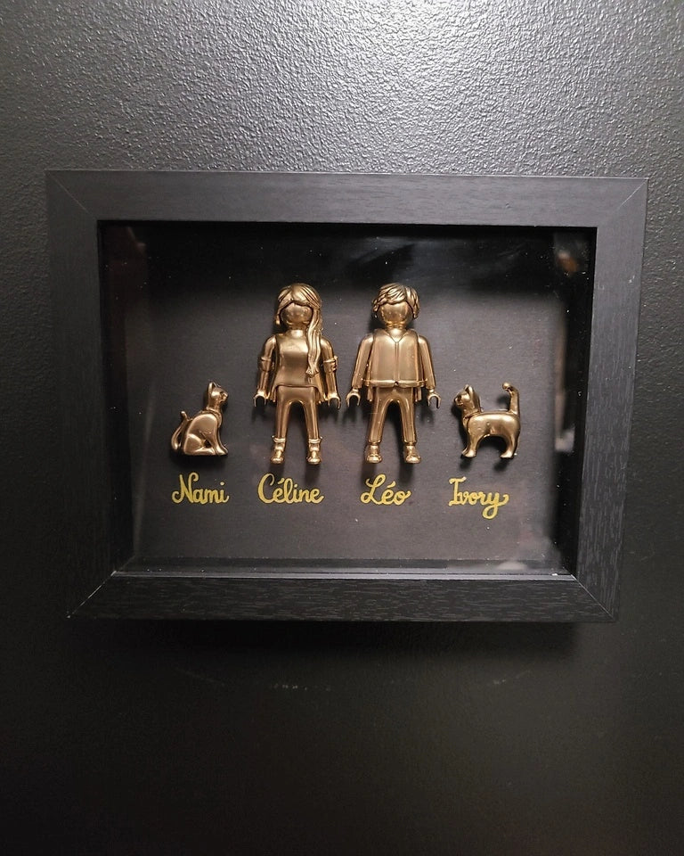 cadre playmobil custom, vue rapprochée figurines dorées et prénoms