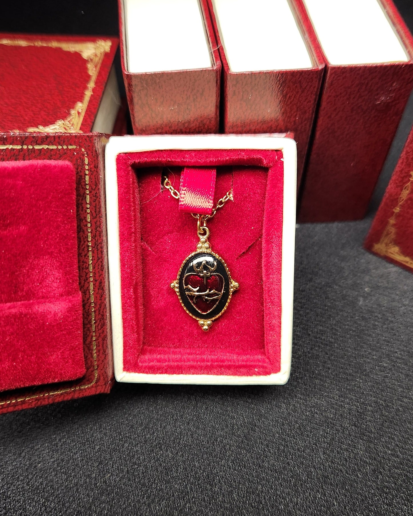 Collier Ex-Voto doré avec boîte-livre rouge – pendentif noir doré