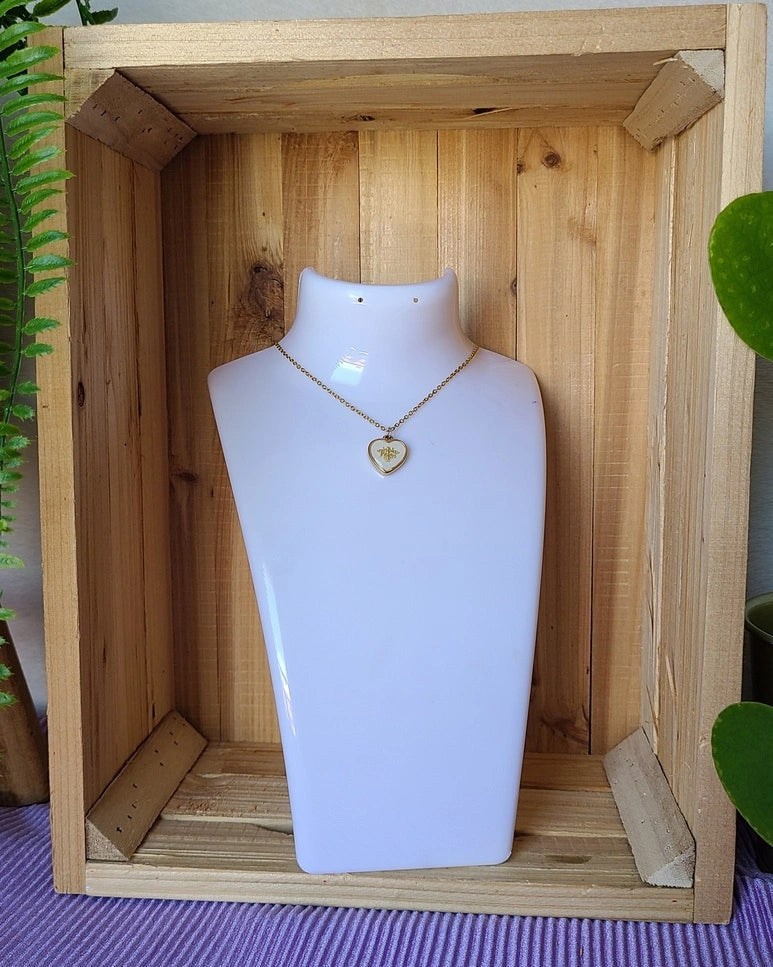 collier cœur abeille, pendentif résine, chaîne acier inoxydable doré, présentation sur buste