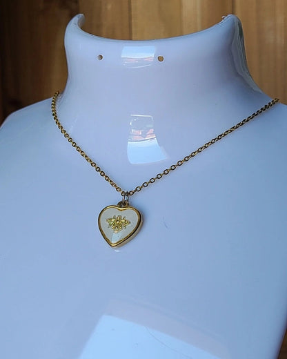 détail pendentif coeur avec abeille, bijou doré en acier inoxydable fait main