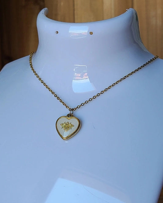 détail pendentif coeur avec abeille, bijou doré en acier inoxydable fait main