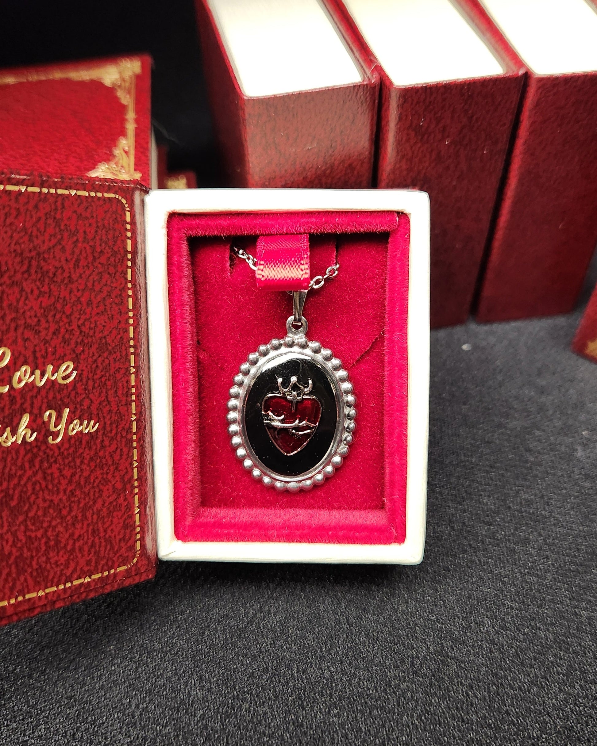 Collier Ex-Voto argent avec coffret livre – médaillon noir argenté