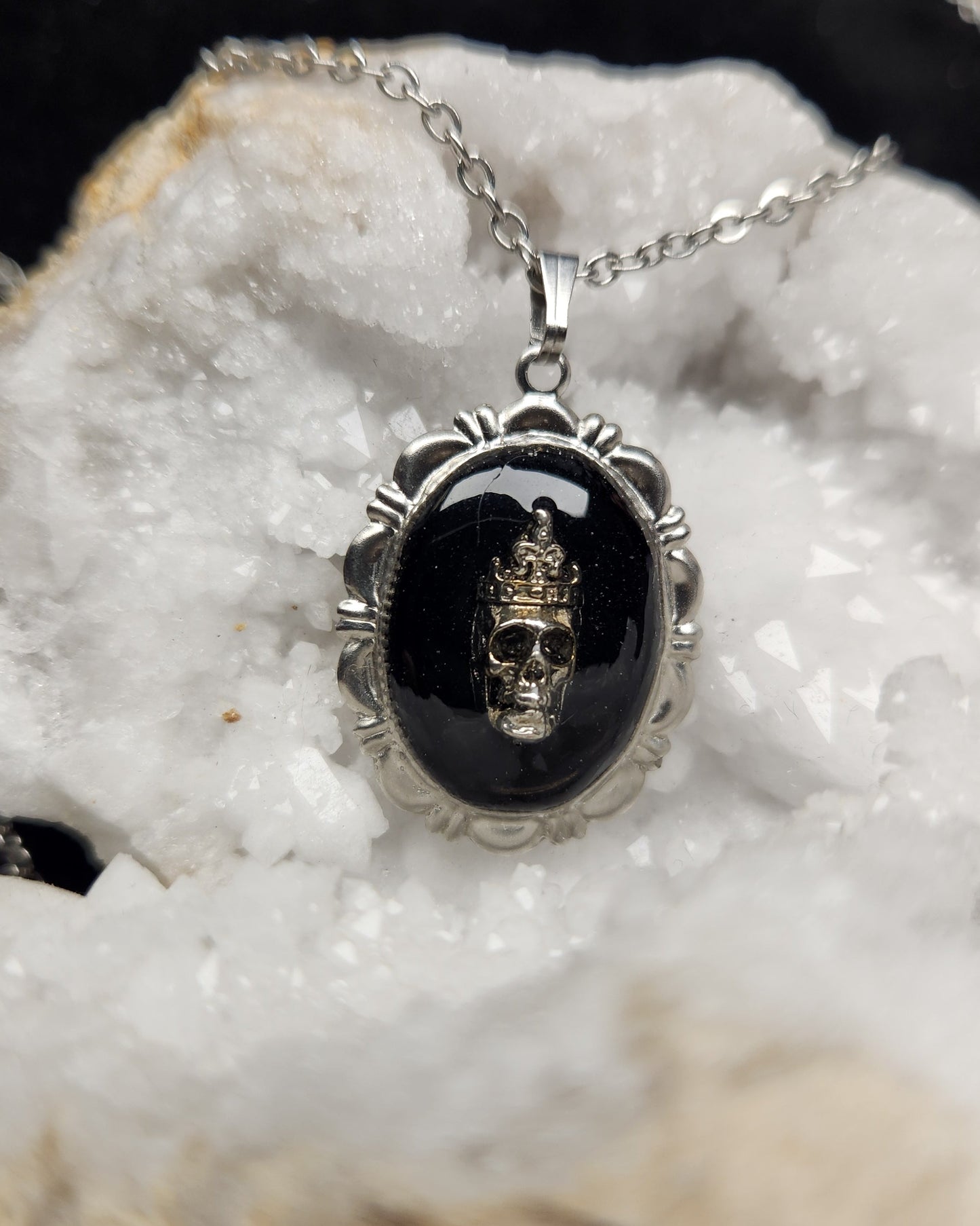 Collier crâne argent – médaillon noir, finition argentée