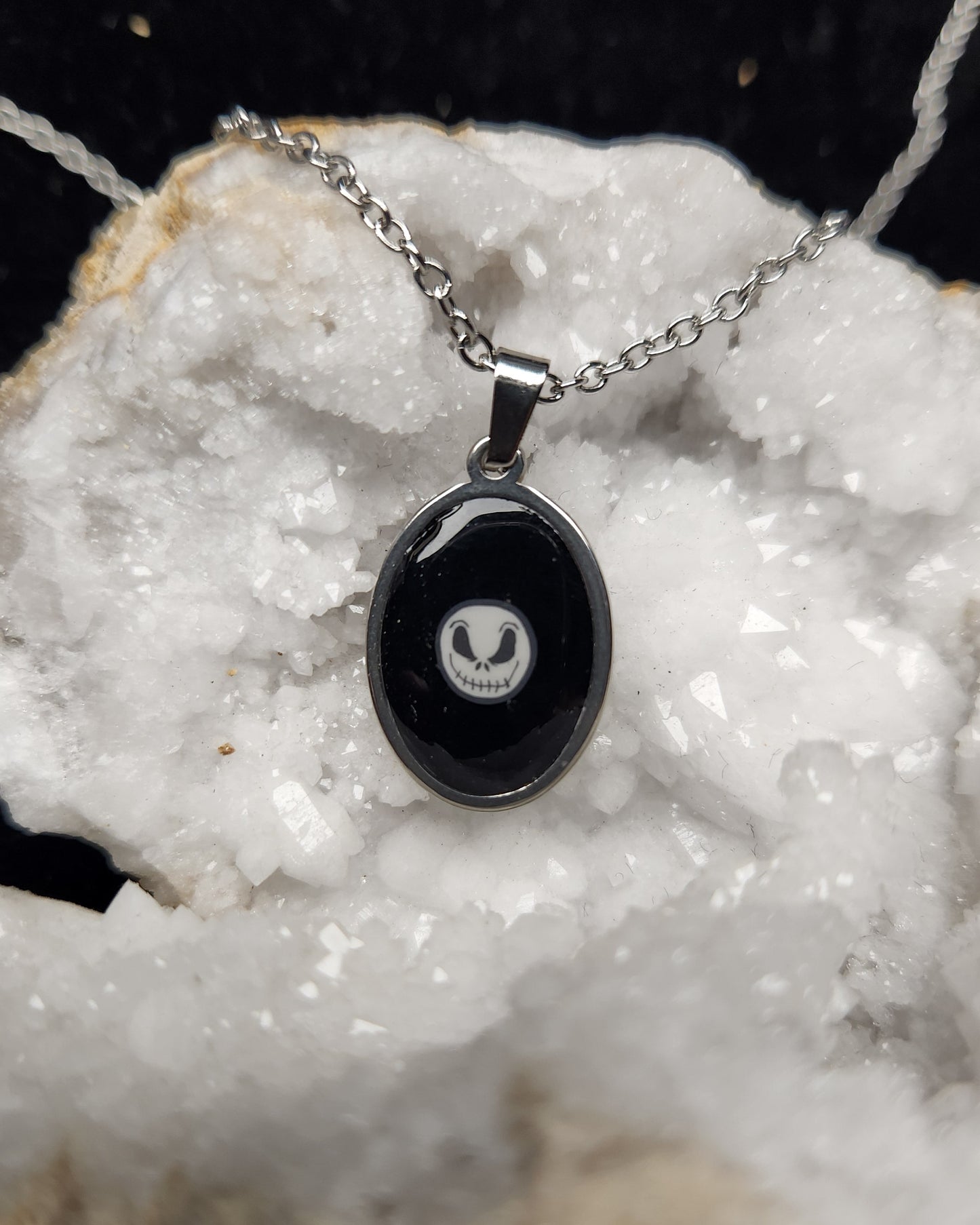 Collier médaillon Jack sur chaîne acier – pendentif noir œil blanc