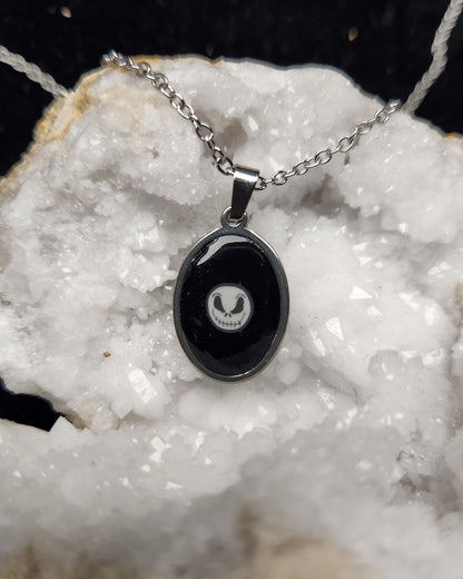 Collier médaillon Jack sur chaîne acier – pendentif noir œil blanc