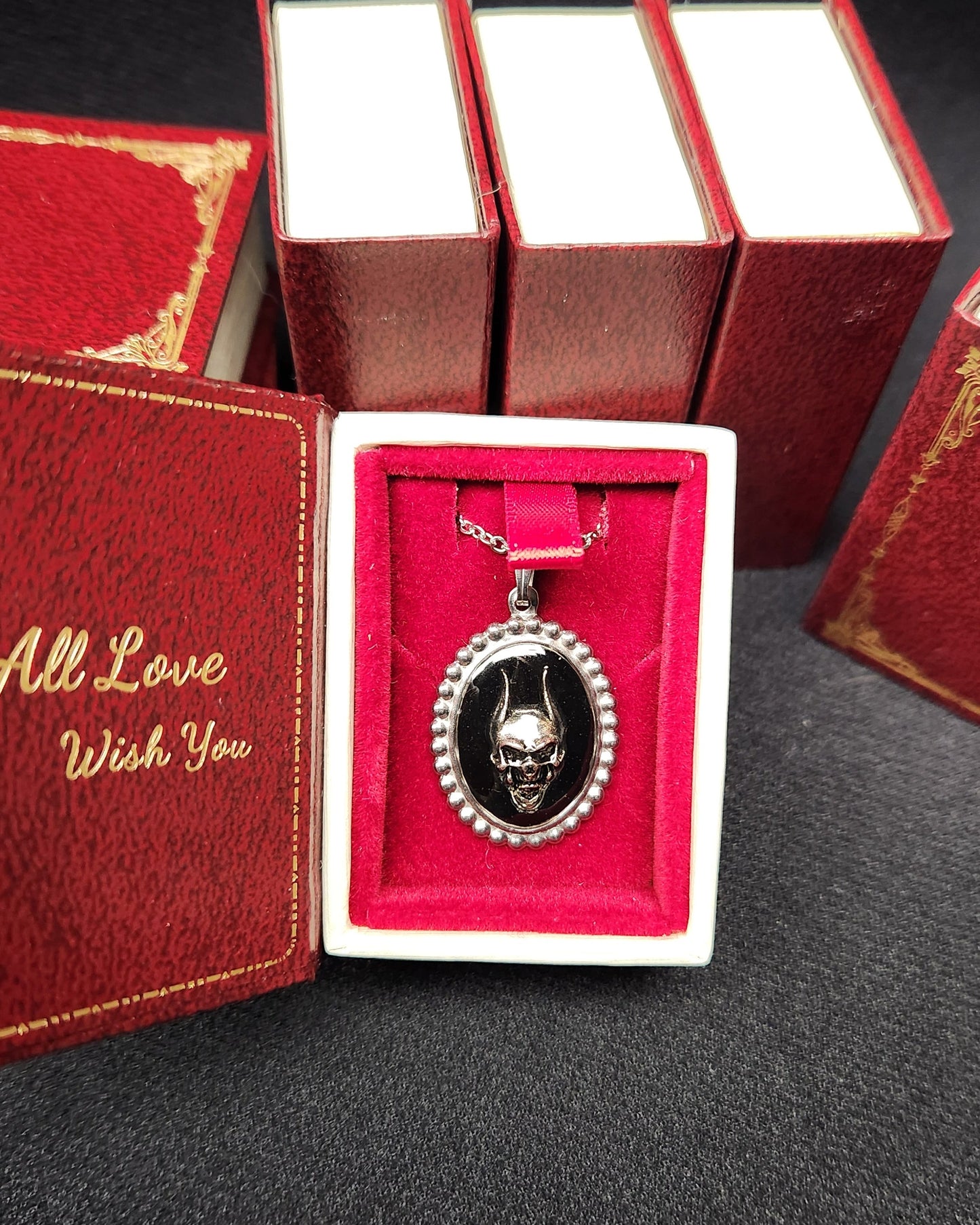 Collier Diable argent – camée sur fond noir, boîte-livre vintage