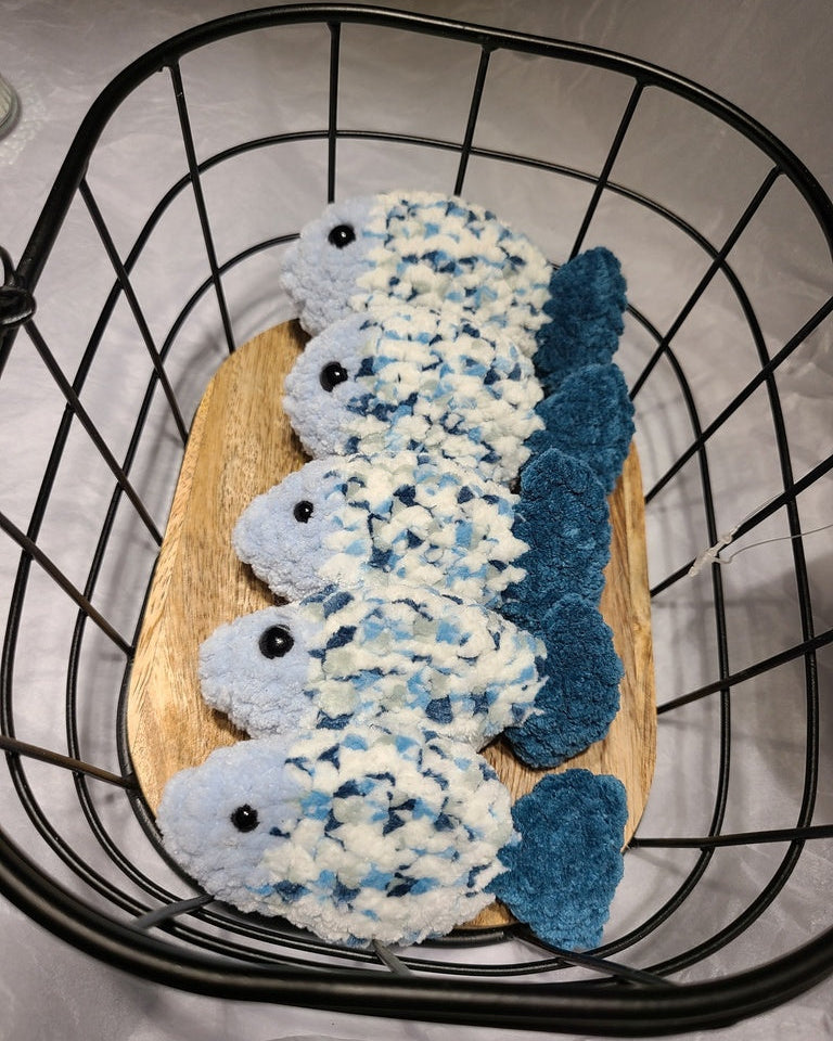 lot de jouets poisson au crochet bleus, panier, fait main, herbe à chat