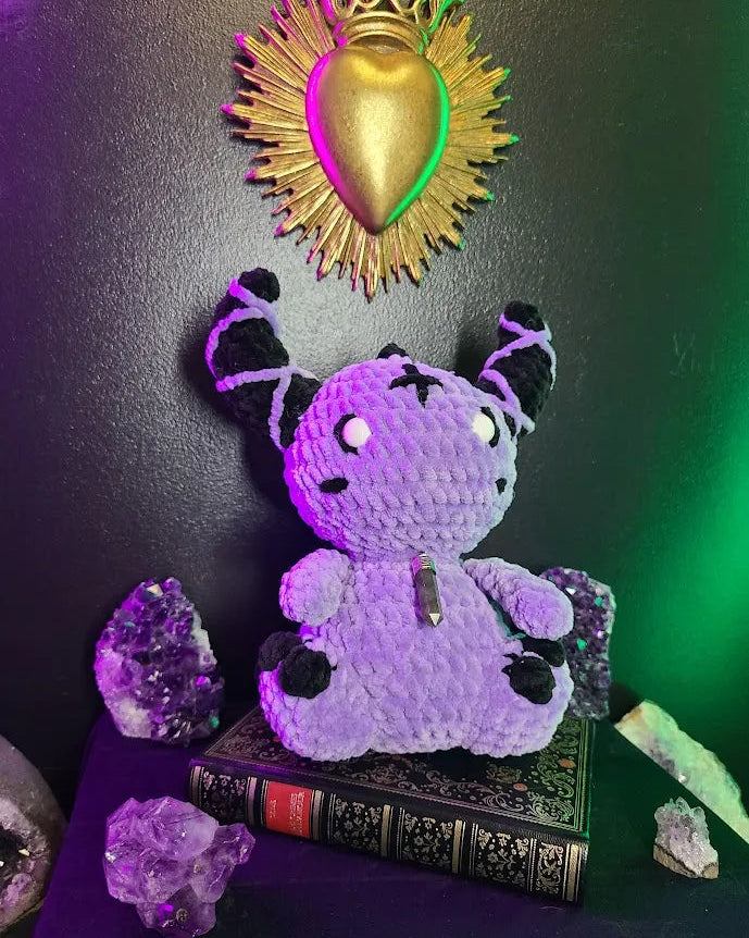 amigurumi monstre au crochet et pierre naturelle veritable