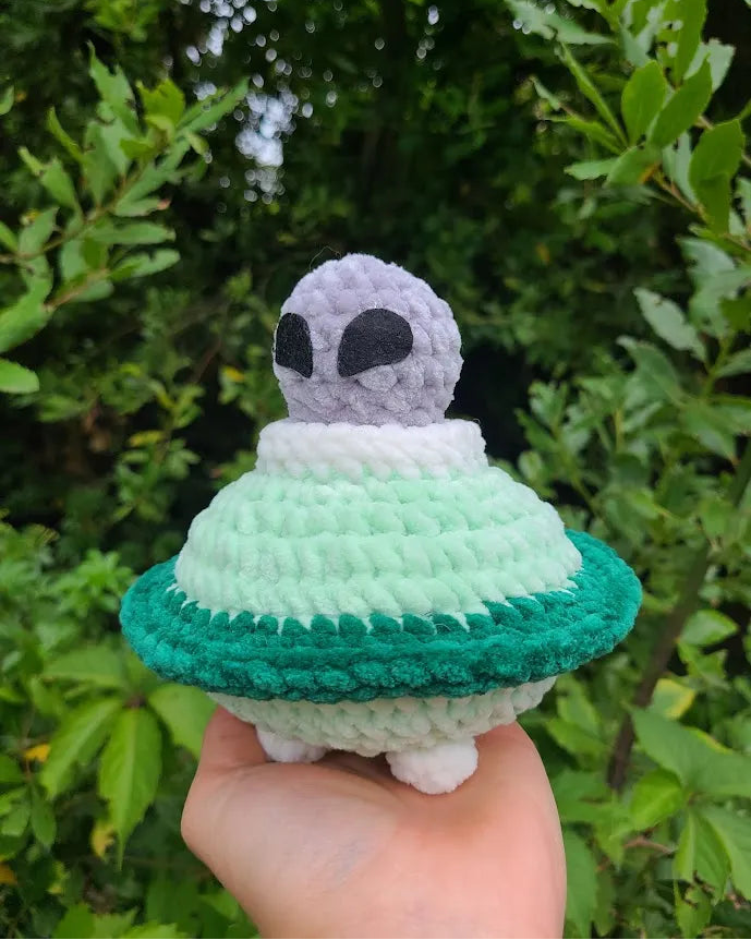 peluche petit gris ovni extraterrestre au crochet dans une soucoupe volante tout doux
