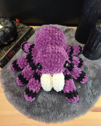 détail peluche araignée amigurumi, texture douce, fait main en France