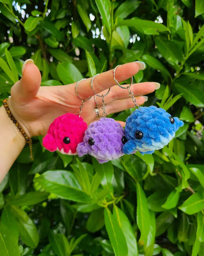 porte-clés baleines au crochet multicolores, amigurumi fait main