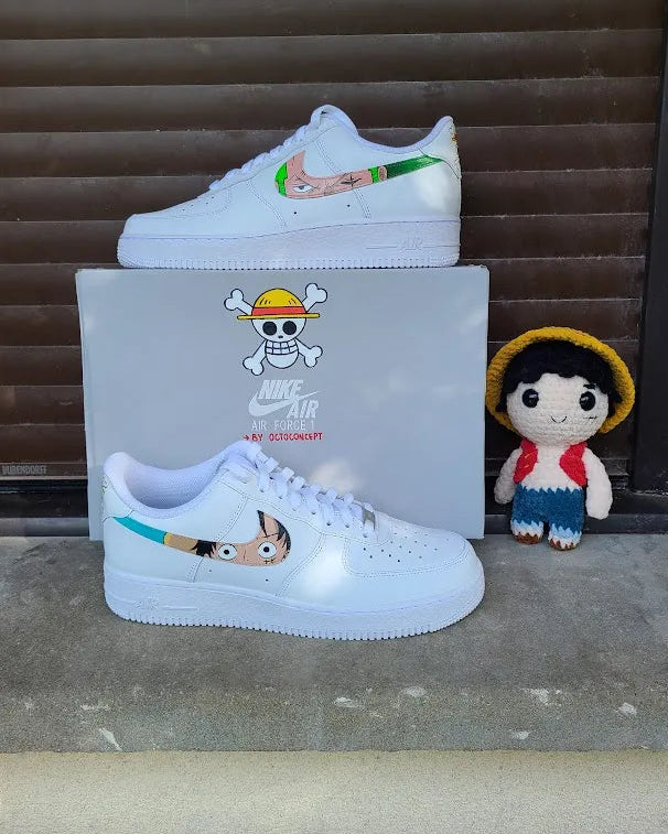 custom air force 1 one piece zoro et luffy avec une peluche au crochet luffy à côté