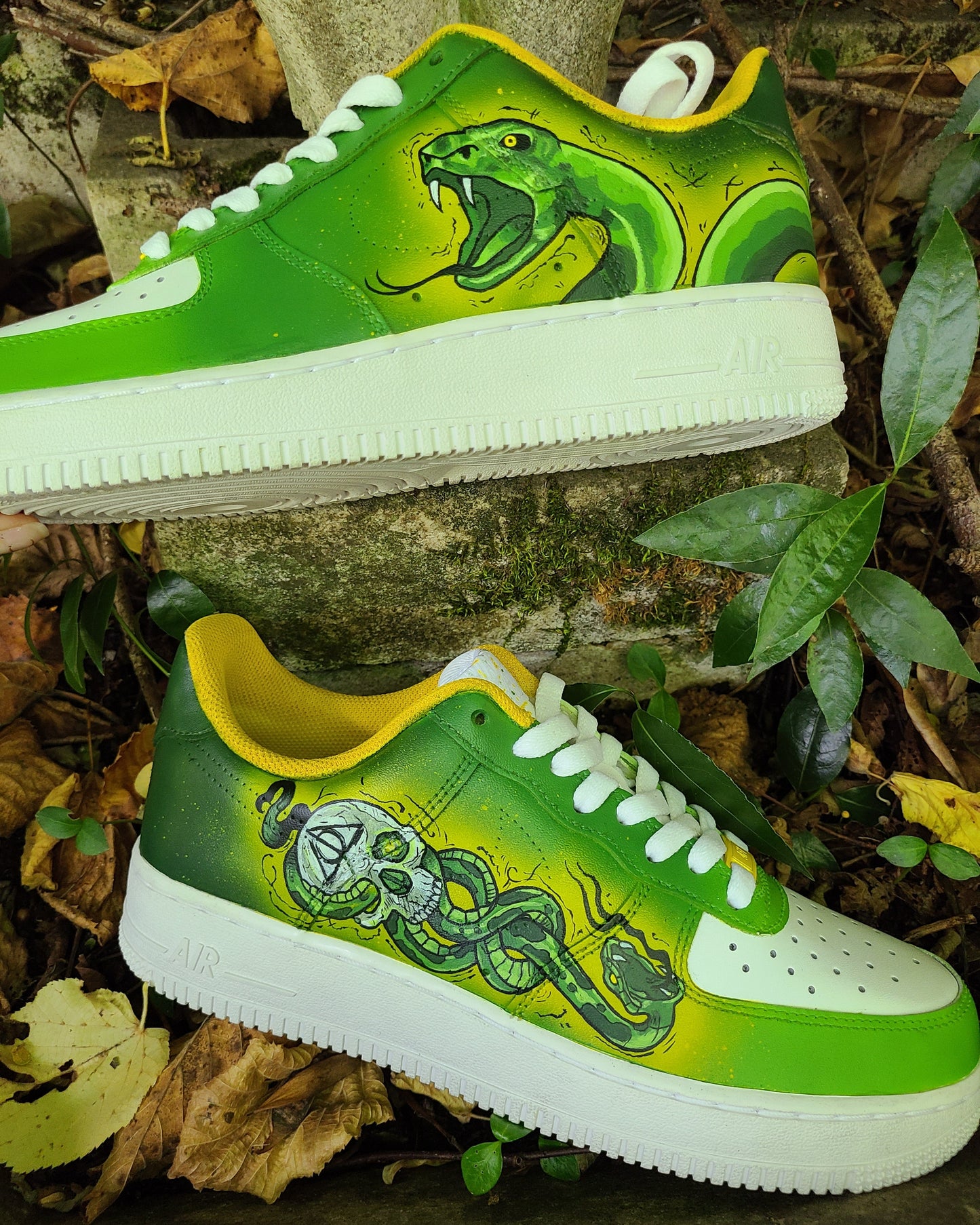 peinture vert sur air force 1 avec serpent et relique de la mort harry potter