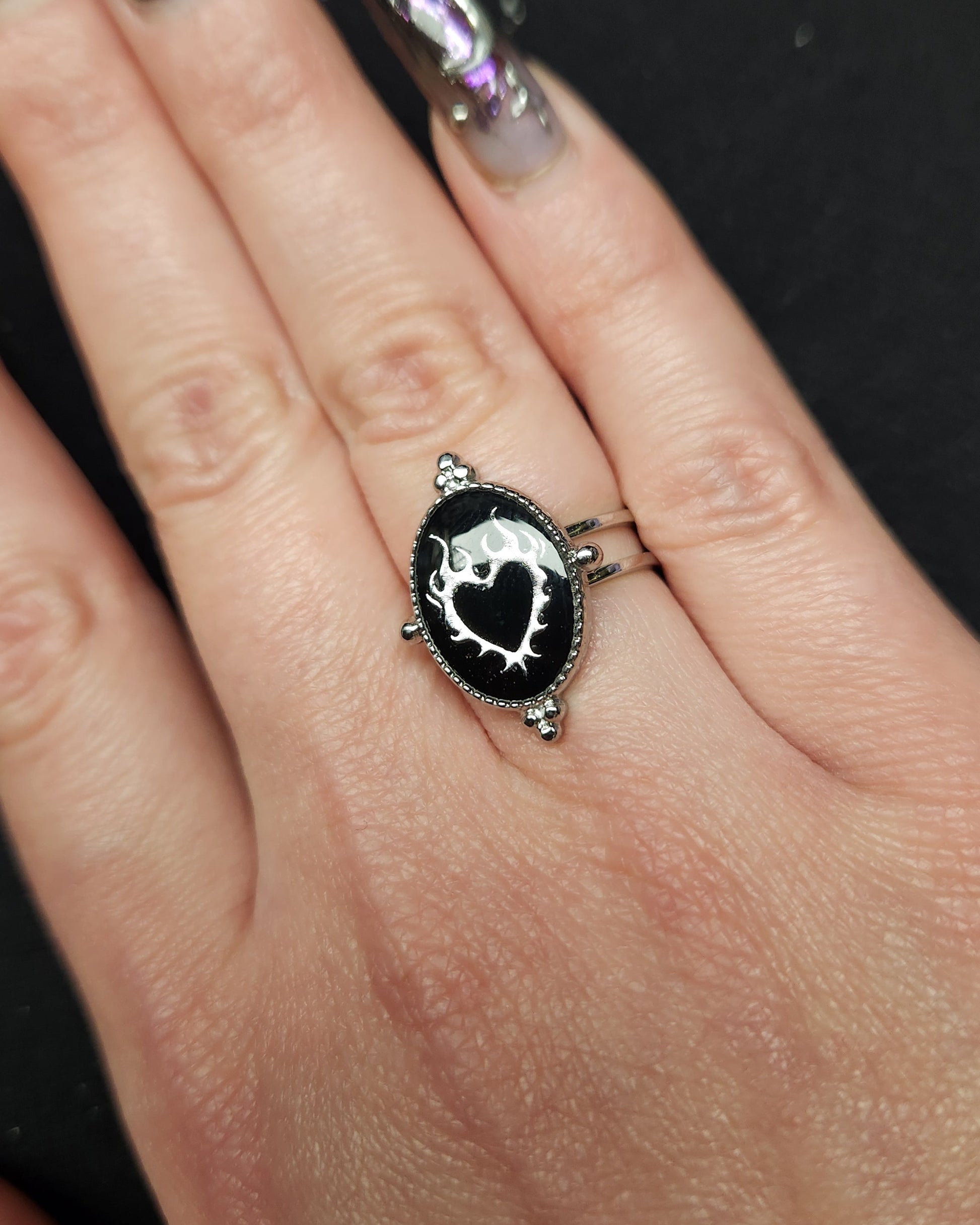 bague reglable coeur en flammes style alternatif goth noir dark