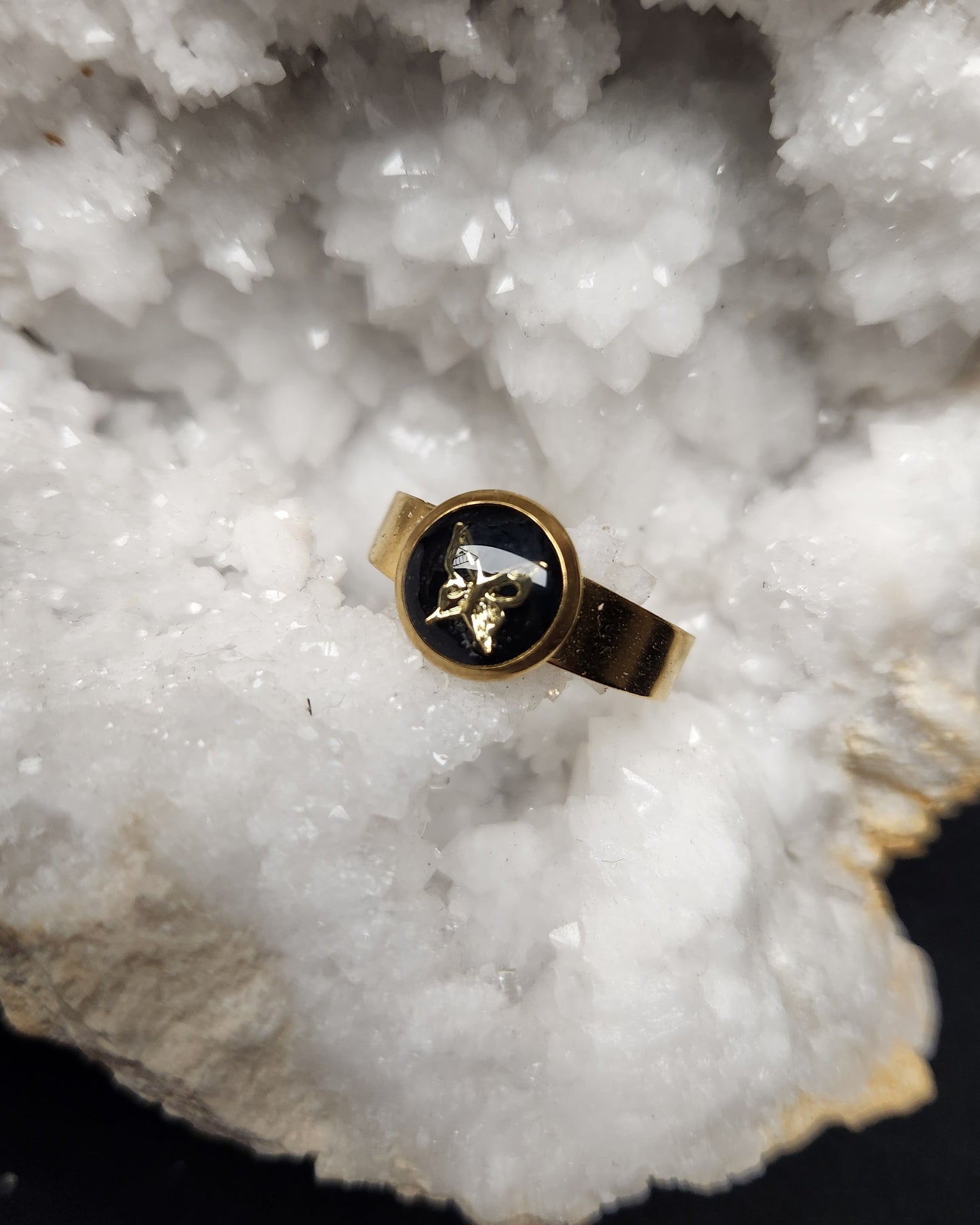 Bague dorée réglable – cabochon noir – gros plan