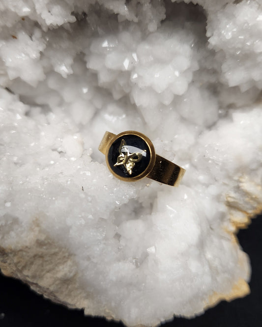 Bague dorée réglable – cabochon noir – gros plan