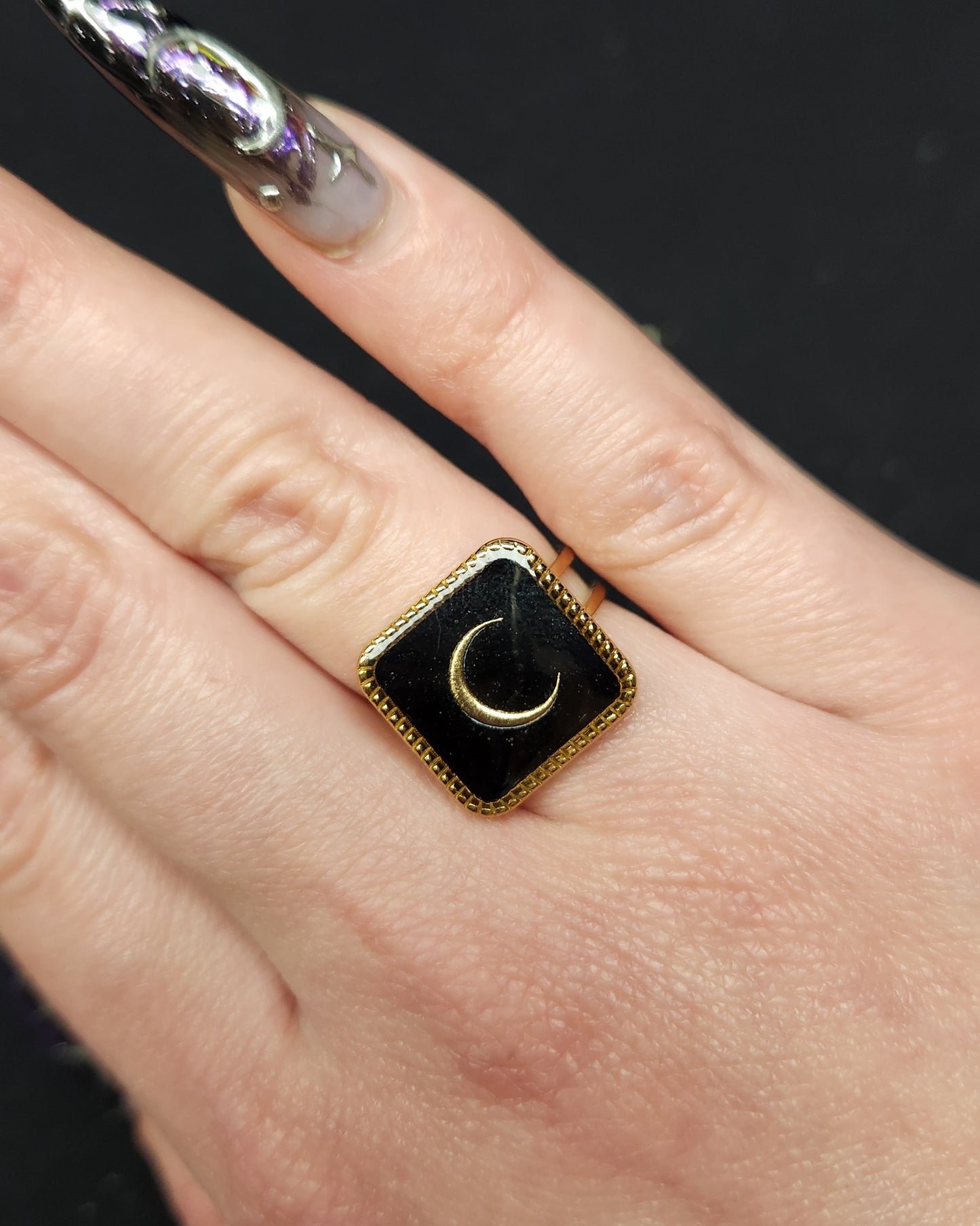 bague dorée lune style mystique noir et dorée