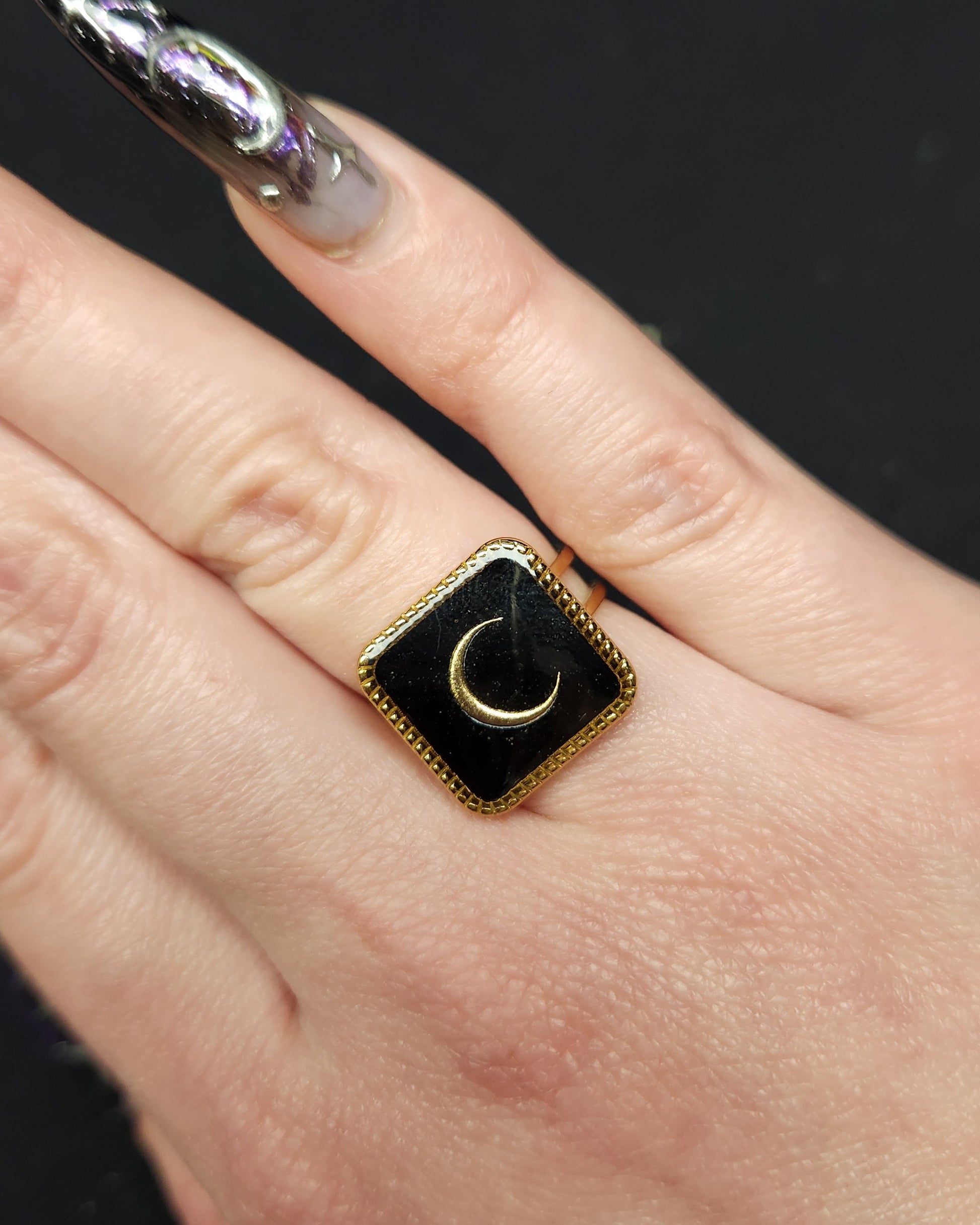 bague dorée lune style mystique noir et dorée