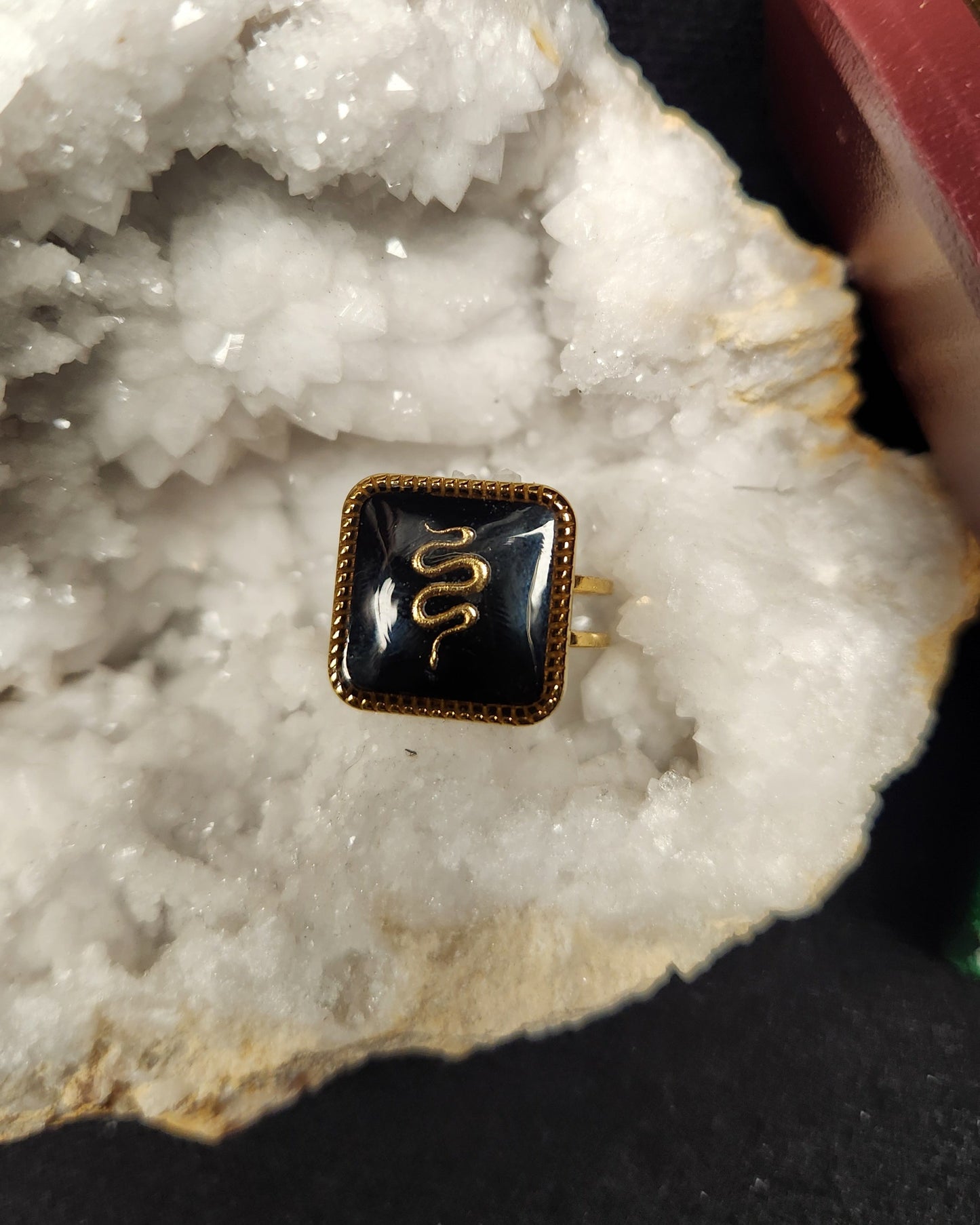 bague avec un serpent doré