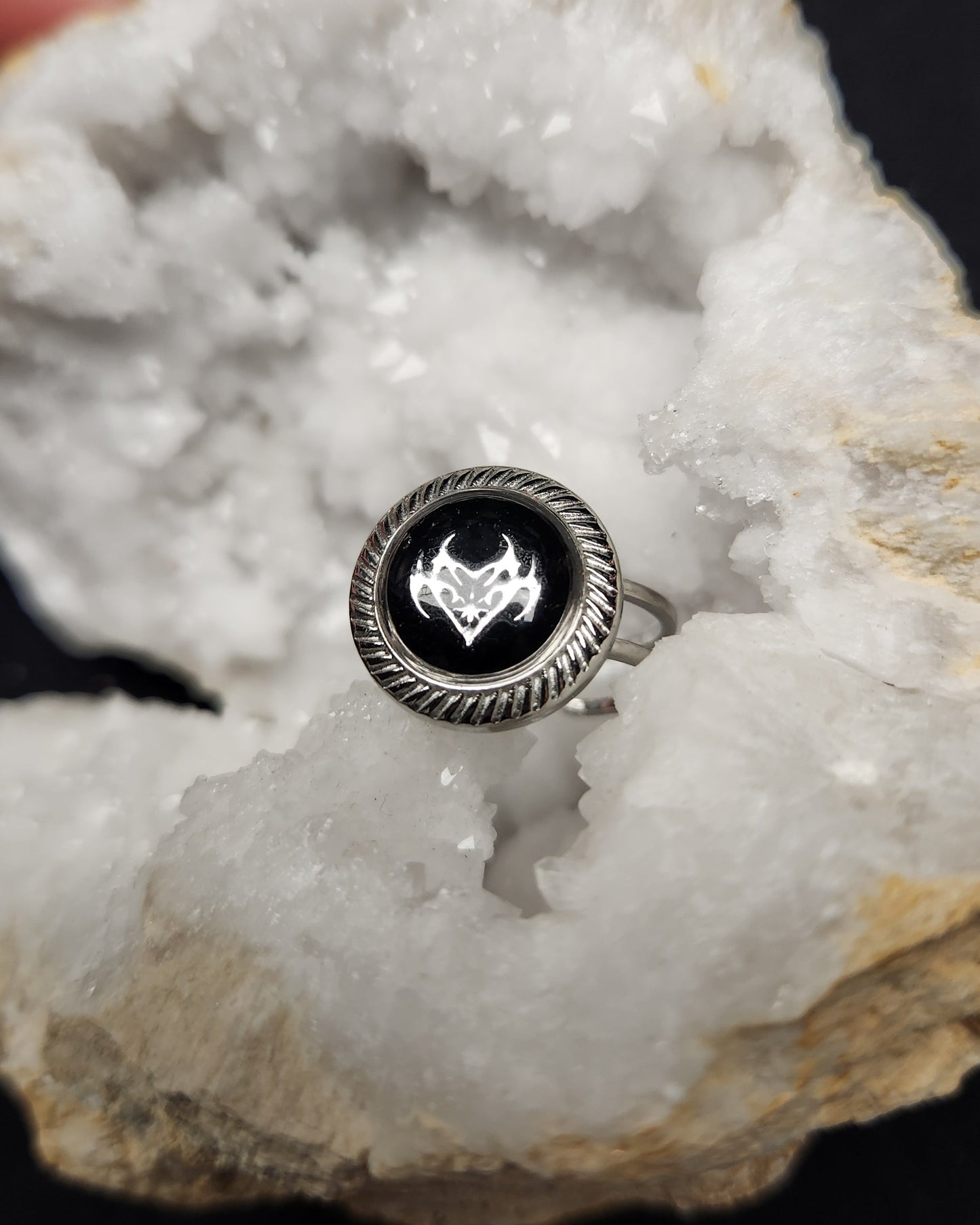 bague style tattoo coeur goth en acier inoxydabe couleur argent et noir 