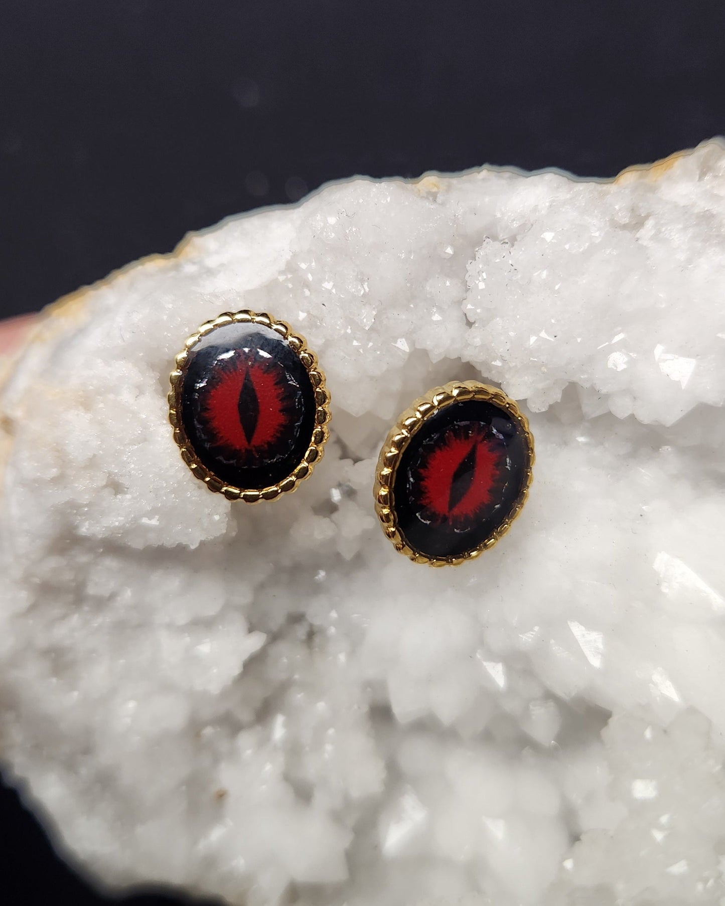 studs avec oeil de dragon rouge 