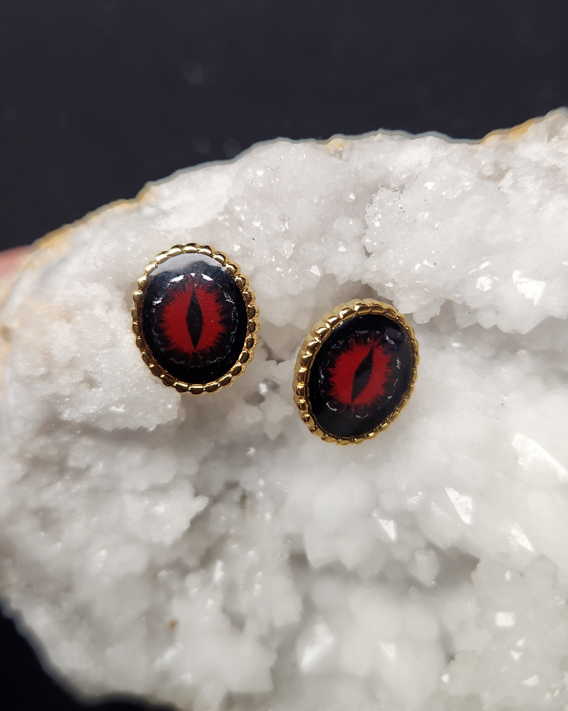 studs avec oeil de dragon rouge 
