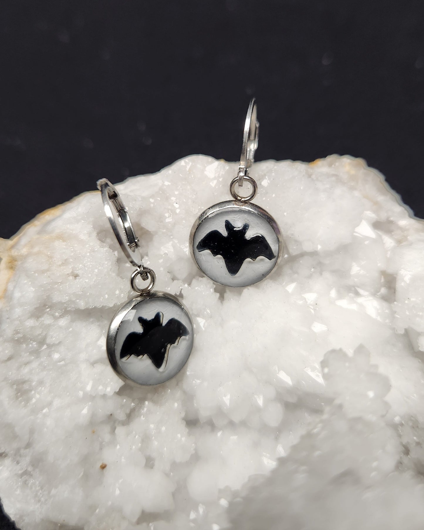boucles d'oreille chauve-souris noir sur fond blanc