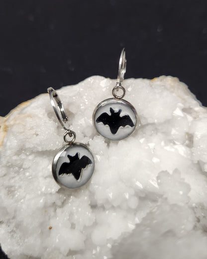 boucles d'oreille chauve-souris noir sur fond blanc