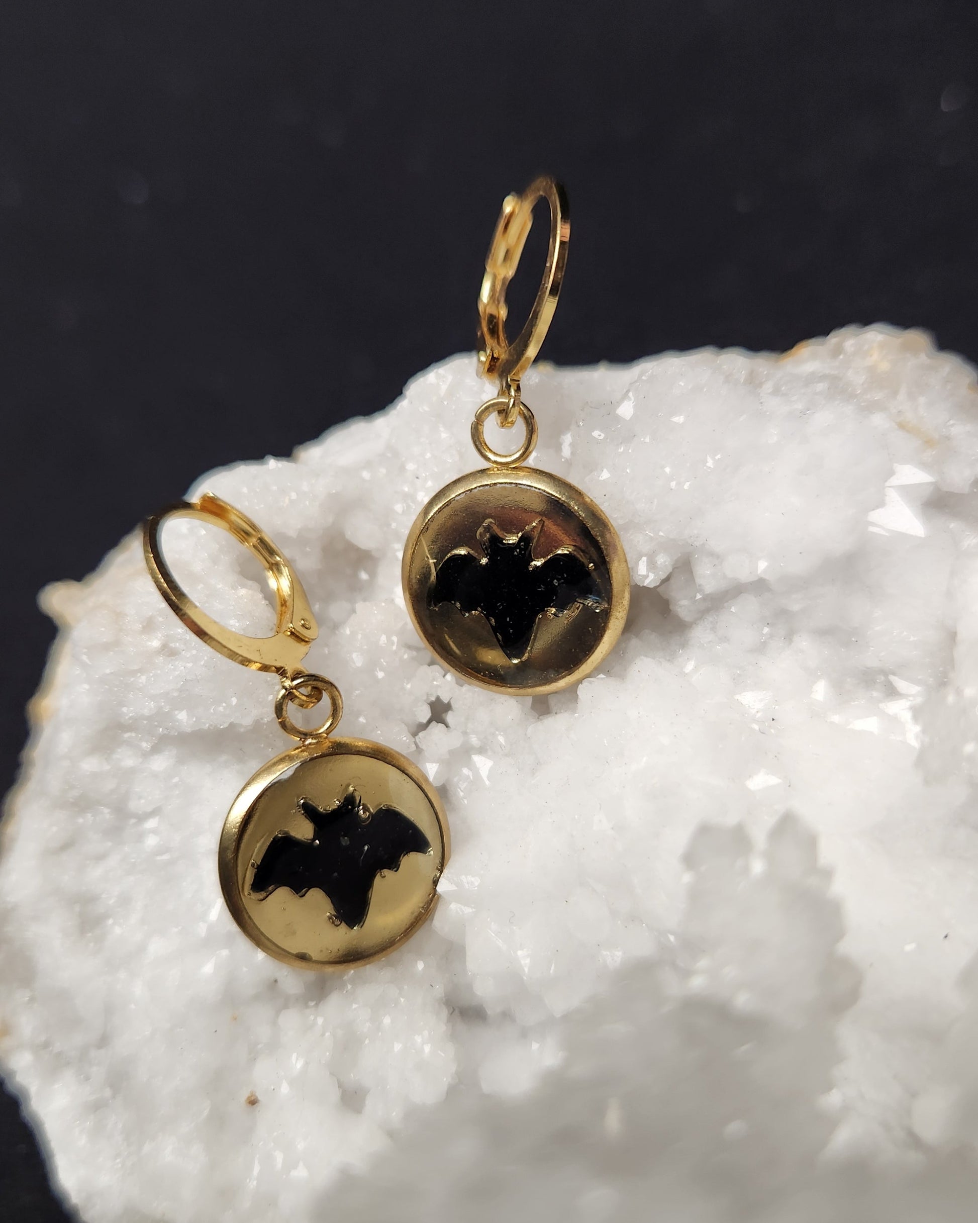 boucles d'oreille chauve-souris noir sur fond or
