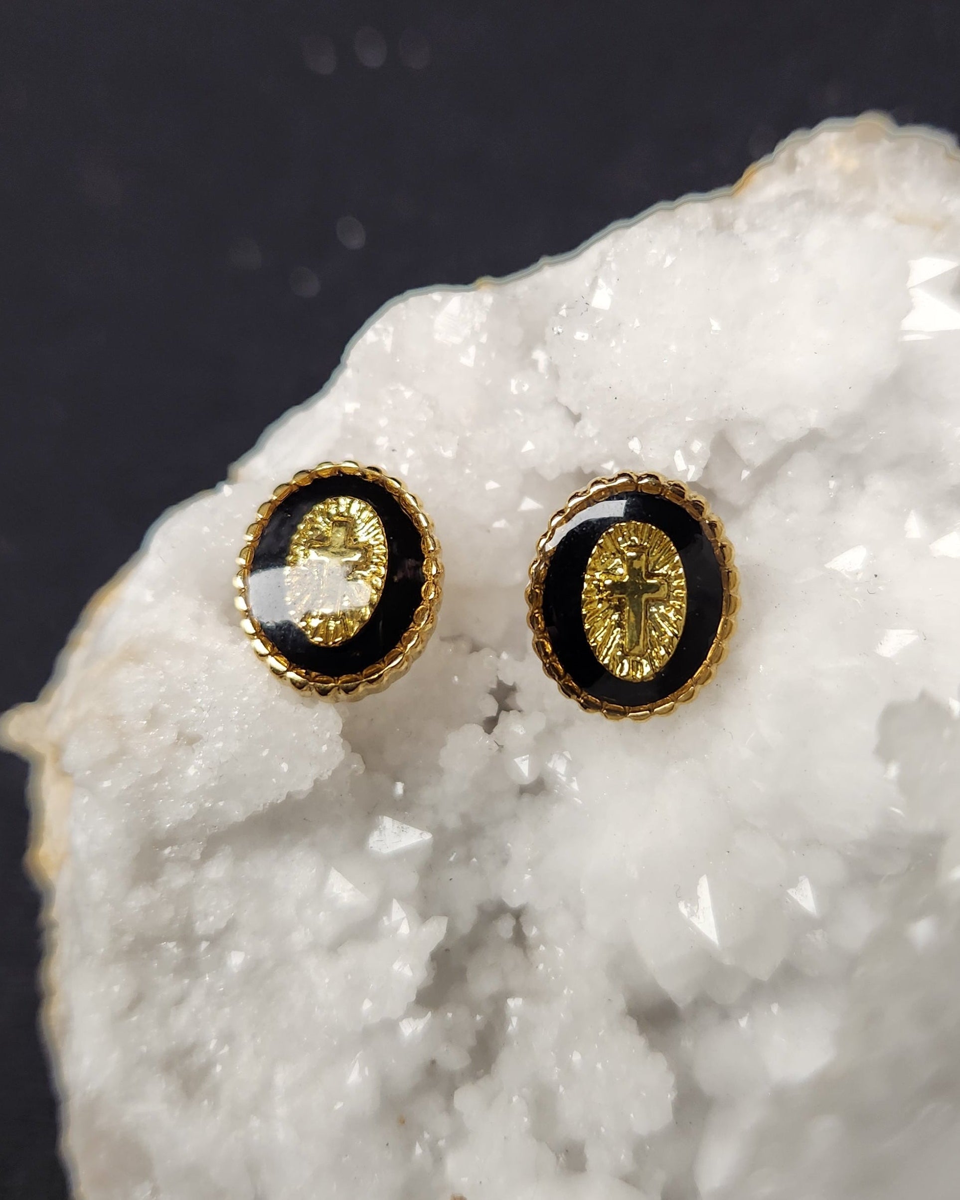 studs dorés croix jesus style goth