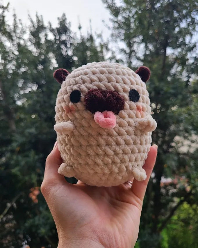 peluche carlin au crochet dodu et doux fait main