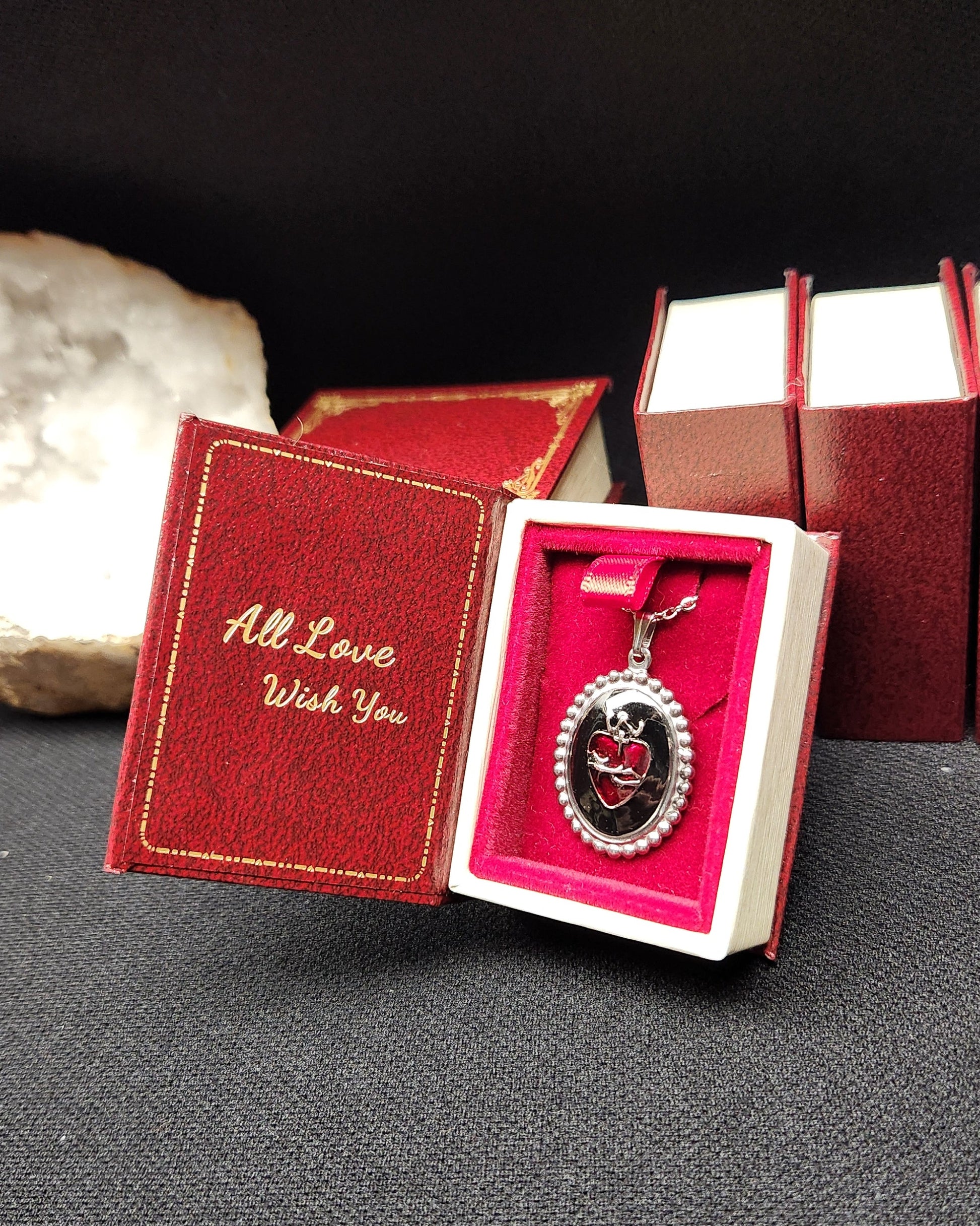 collier avec coeur ex voto cabinet de curiosité