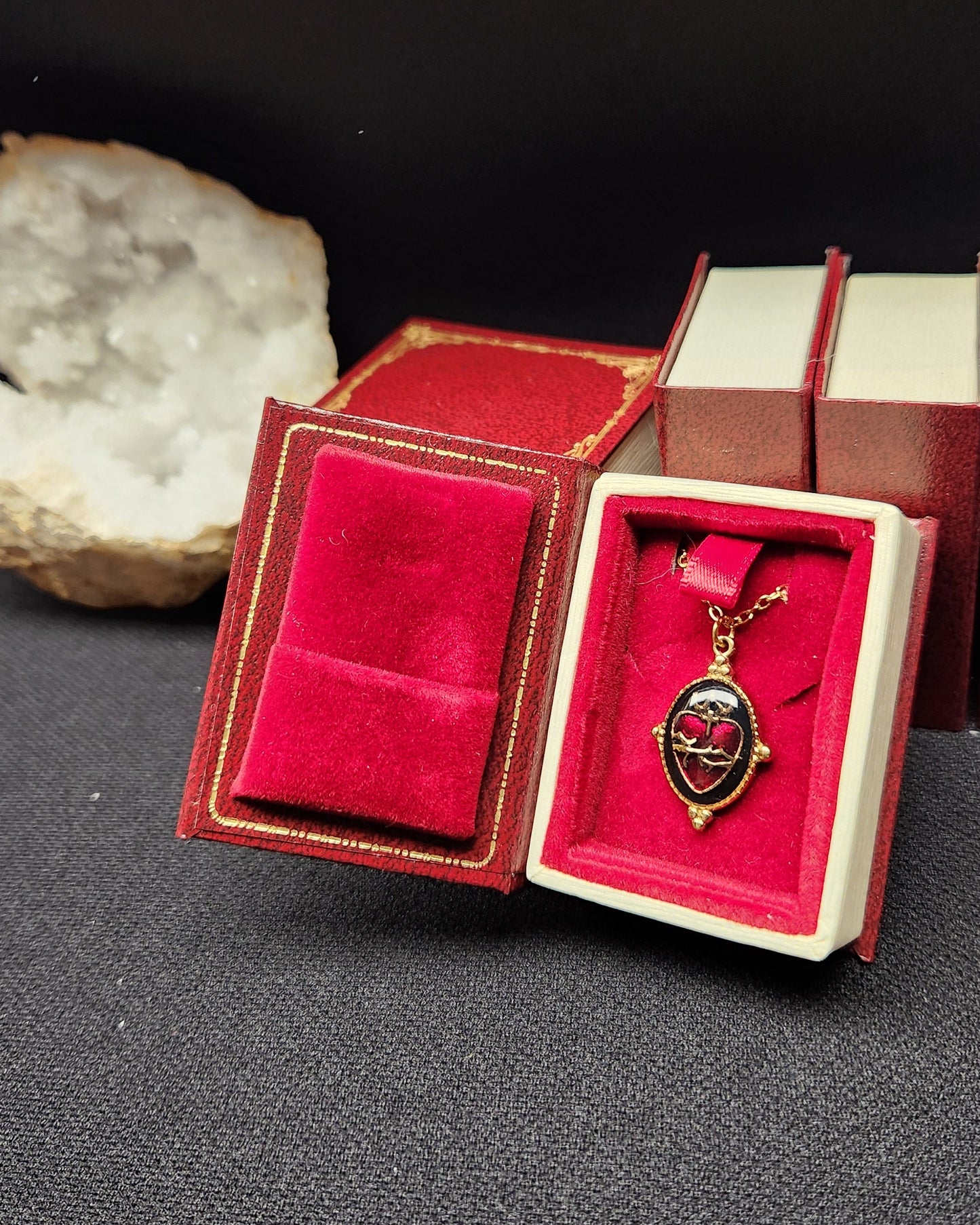 collier ex voto doré medaillon style alternatif goth dark