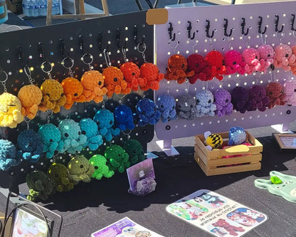 série de porte-clés poulpy multicolores, présentation boutique